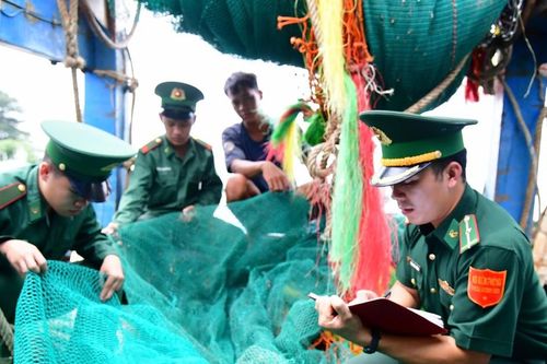 Hải đoàn Biên Phòng phát hiện 3 tàu với hàng chục thuyền viên khai thác thủy sản bất hợp pháp