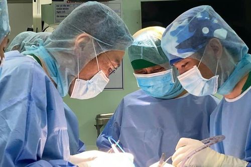 Phẫu thuật thành công cho cụ ông 99 tuổi bị gãy xương