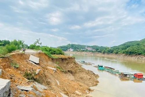 Sạt lở đê nghiêm trọng hơn 100m, chia cắt giao thông tỉnh lộ 323
