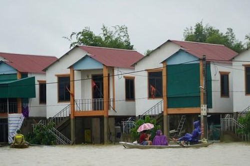 Những ngôi nhà vượt lũ ở xóm vạn chài