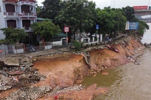 Sạt lở nghiêm trọng đường dưới chân cầu Hạc Trì ở Phú Thọ, nhiều nhà dân 'đối mặt' nguy hiểm