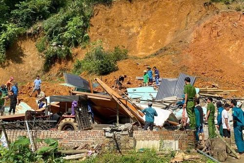 Người đàn ông kể lại phút thoát khỏi căn nhà bị núi lở đè sập ở Thanh Hóa