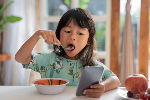 5 điều báo động khi trẻ thường xuyên xem điện thoại