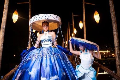 Quán quân Gương mặt thời trang nhí thế giới Thiệu Vy 'đọ sắc' cùng Hoa hậu Ngọc Châu