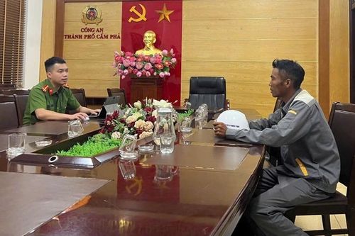 Công nhân đang sửa chữa lưới điện do bão số 3 bị mất xe