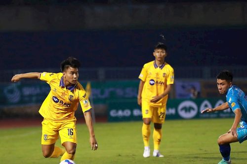 HLV Phạm Anh Tuấn 'vá' hàng thủ Sông Lam Nghệ An như thế nào?