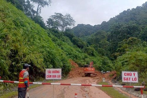 Nhiều tuyến đường trên địa bàn Quế Phong ách tắc do sạt lở