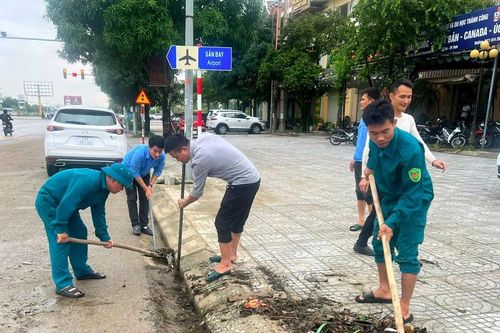 Thành phố Vinh tập trung dọn vệ sinh sau mưa lụt