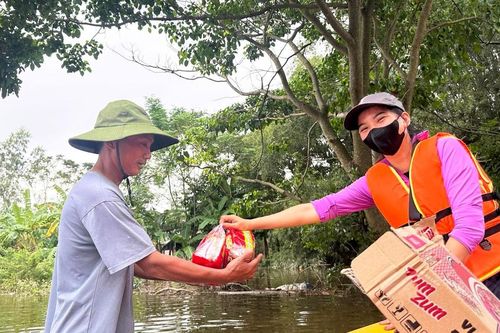 Chia sẻ khó khăn ở vùng ngập lũ Hưng Nguyên