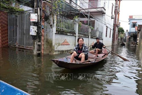 Nước vẫn ngập sâu, đời sống người dân nhiều nơi ở Mỹ Đức (Hà Nội) gặp khó khăn