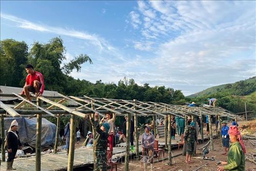 Sơn La: Hỗ trợ làm lán ở tạm cho người dân Nà Mện phải di dời khỏi khu vực sạt lở