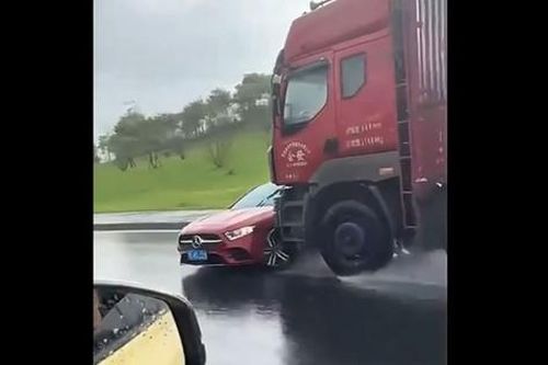 Clip: Mercedes bị xe tải đẩy hàng chục mét, nữ tài xế thoát chết