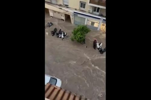 Clip: Nước lũ tấn công đường phố ở Pháp