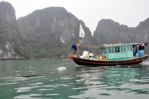 Rác trôi nổi trên vịnh Hạ Long, tổn hại hình ảnh di sản