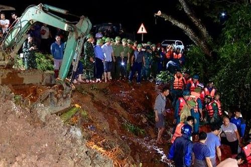 Xuyên đêm vá sự cố rò đê sông Mã