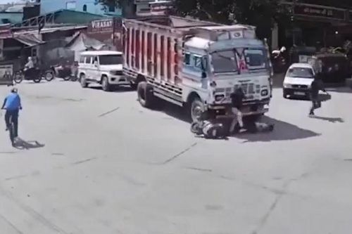 CLIP: Điều khiển xe thiếu quan sát, 2 người đàn ông bị xe tải 'nuốt chửng'