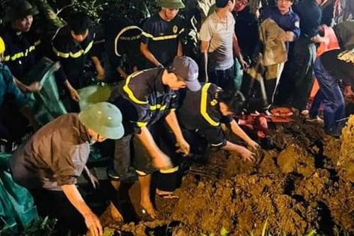 Xuyên đêm vá đê ở Thanh Hóa