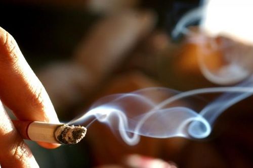 Khói thuốc lá: Nguy hiểm rình rập sau khi tàn thuốc