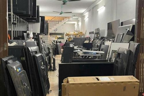 Hà Nội: Thợ sửa tivi, tủ lạnh 'đắt khách' sau mưa lũ
