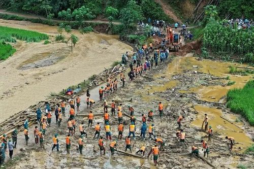 Lực lượng vũ trang chung tay khắc phục hậu quả sau mưa lũ