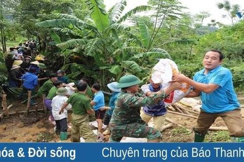 Hàng dài người dân nối nhau gấp gáp chuyền đất cứu đê bối xã Quang Lộc