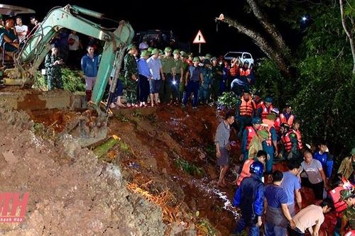 Sự cố thấm nước qua đê sông Mã đã được khắc phục tạm thời