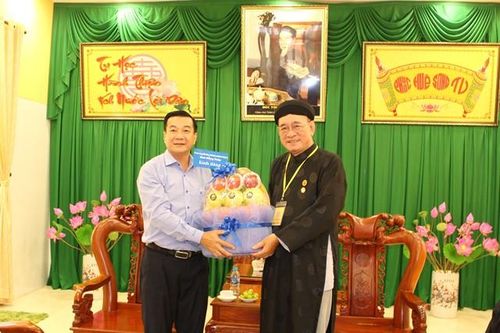 Thăm, tặng quà Ban Trị sự Trung ương Giáo hội Tịnh độ Cư sĩ Phật hội Việt Nam