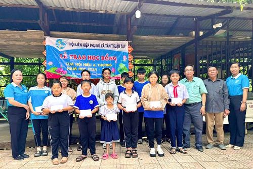 Trao học bổng cho học sinh có hoàn cảnh đặc biệt khó khăn