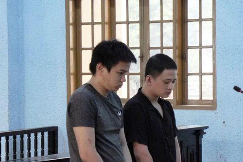Tàng trữ trái phép vũ khí quân dụng, 2 đối tượng lãnh án