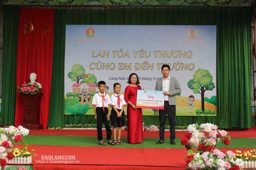 Tập đoàn The Vissai và Hội đồng Đội Trung ương tổ chức chương trình 'Lan tỏa yêu thương - Cùng em đến trường' tại xã Đông Quan, huyện Lộc Bình