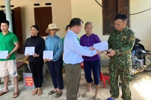 Hội Nhà báo tỉnh tặng quà người dân bị thiệt hại do bão số 3 tại huyện Chi Lăng