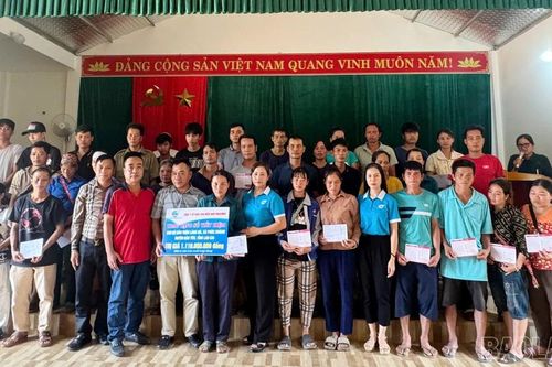 Trao sổ tiết kiệm tổng trị giá hơn 1,1 tỷ đồng cho người dân thôn Làng Nủ