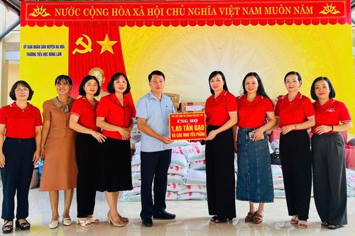 Trao tặng quà cứu trợ cho học sinh bị ảnh hưởng bởi mưa lũ