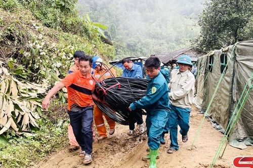 Hỗ trợ nhân dân khu vực có nguy cơ sạt lở đất di chuyển đến nơi an toàn