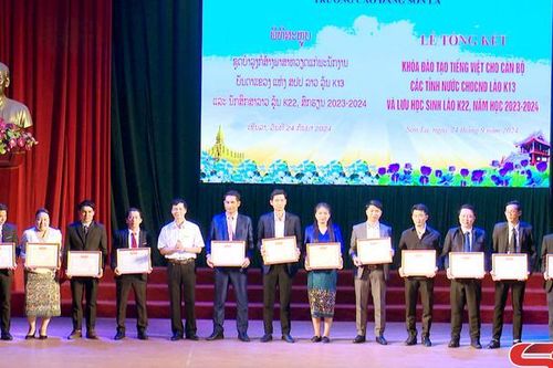 Tổng kết khóa đào tạo tiếng Việt cho cán bộ và lưu học sinh Lào