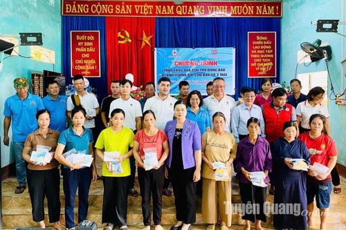 Tặng 100 suất quà cho người dân xã Hùng Lợi bị ảnh hưởng bão số 3