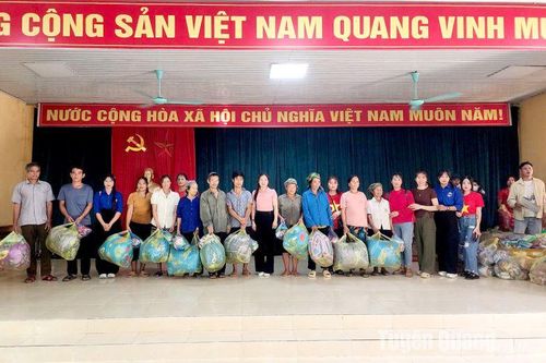 Nhóm thiện nguyện Mỹ Lâm, Kim Phú, Mỹ Bằng trao quà cho các hộ khó khăn xã Bình An