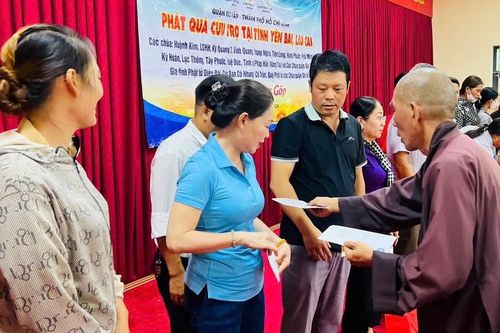Tăng Ni, MTTQVN và Hội Chữ thập đỏ Q.Gò Vấp tặng quà hỗ trợ bà con tại các tỉnh Lào Cai và Yên Bái