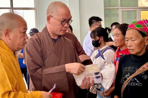 Ban Kinh tế - Tài chính T.Ư thăm và tặng quà đến đồng bào tại Si Ma Cai - giáp biên giới Trung Quốc