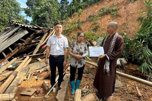 Chùa Pháp Huyền, Thanh Lâm, CLB Mái ấm yêu thương (Bình Phước) trao quà tại Yên Bái