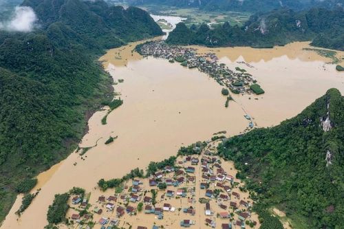 Chùa Phổ Hiền (BR-VT) thăm, ủng hộ bà con vùng bị cô lập do bão số 4 ở tỉnh Quảng Bình, Quảng Trị