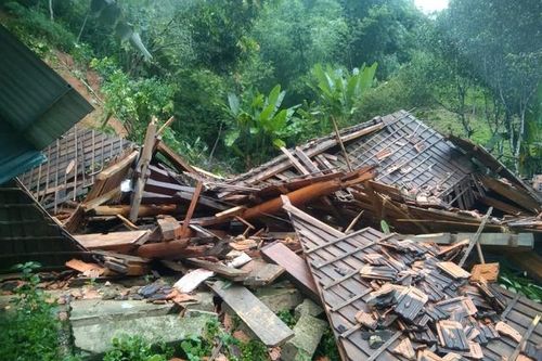 Nghệ An: Di dời khẩn cấp hàng chục hộ dân do sạt lỡ núi