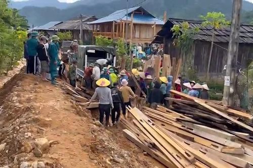 Đất đá sạt lở - Mường La di dời khẩn cấp hơn 70 hộ dân