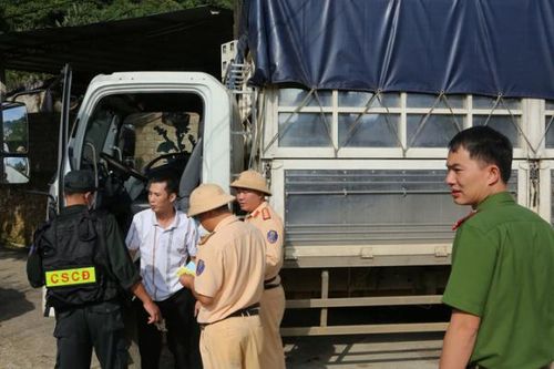 Hơn 1 giờ truy đuổi 'thần cồn' điều khiển xe tải lạng lách, trốn chạy