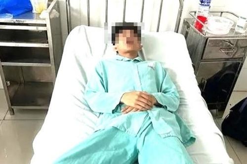 Cho rằng bị 'nhìn đểu', hai học sinh lớp 10, 11 đánh bạn nhập viện