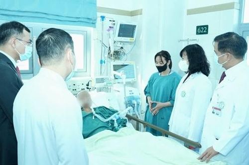 Sức khỏe bé gái Làng Nủ điều trị tại Bệnh viện Bạch Mai giờ ra sao?