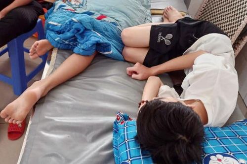 12 học sinh ở xã đảo Hòn Tre nhập viện nghi bị ngộ độc thực phẩm