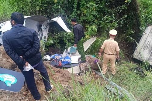 Xe đầu kéo chở sầu riêng lao xuống vực, tài xế tử vong