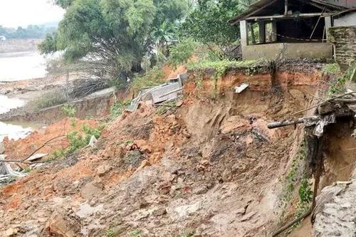 Phập phồng nỗi lo sạt lở bờ sông Lô