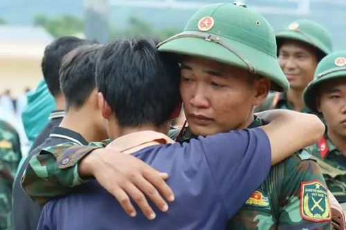 Người dân bật khóc tiễn các anh bộ đội rời Làng Nủ